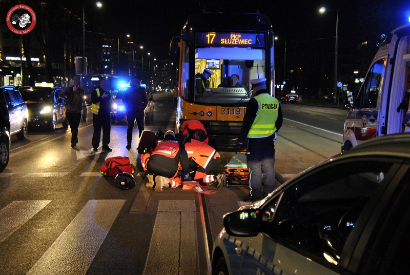 Poważny wypadek z udziałem skutera i tramwaju w Warszawie [FILM]