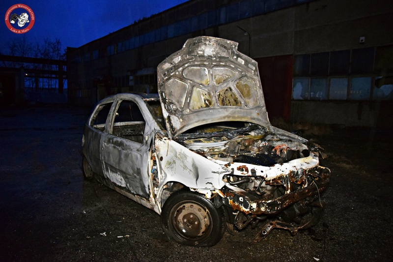 Pożar auta na terenie byłej Fabryki Domów Stare Świdry na Białołęce