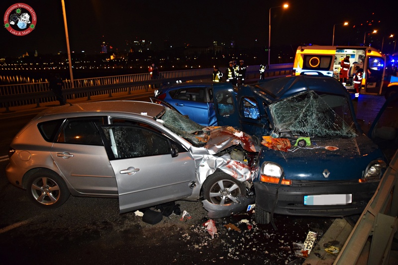 Wypadek na moście Gdańskim. Jedna osoba nie żyje, cztery zostały ranne  [FILM]