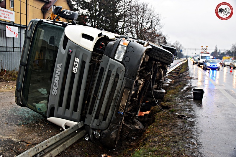 Łomianki: Ciężarówka wioząca odpady przewróciła się na bok