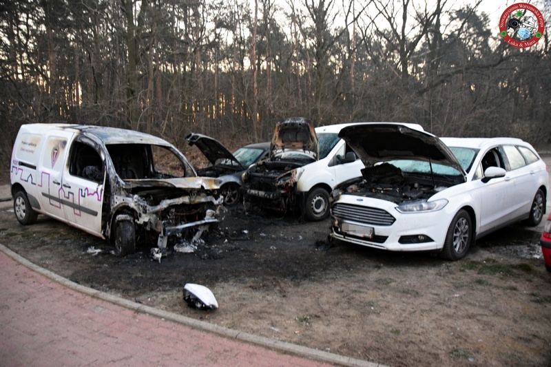 Pożar aut na Białołęce. Spłonęły cztery pojazdy