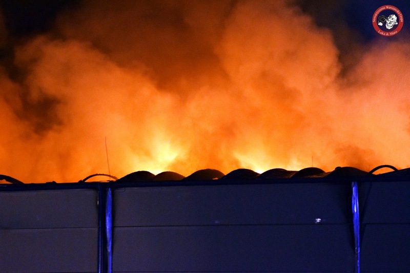 Duży pożar hali magazynowej w Jawczycach koło Warszawy [FILM]