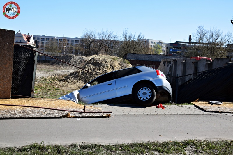 Pruszków: Samochód wypadł z jezdni na łuku drogi i wpadł do rowu