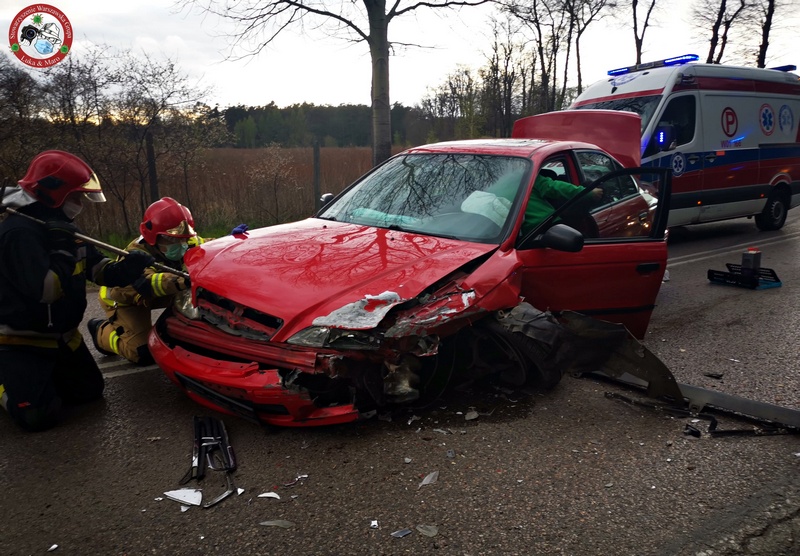 Poważny wypadek dwóch aut w Otrębusach. Dwie osoby ranne