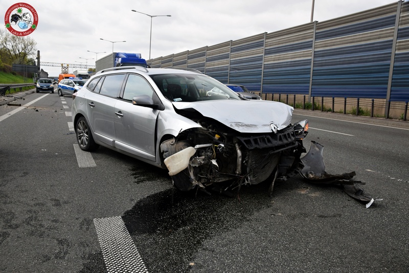 Kierowca Renault wpadł w poślizg i uderzył w barierki na trasie S8