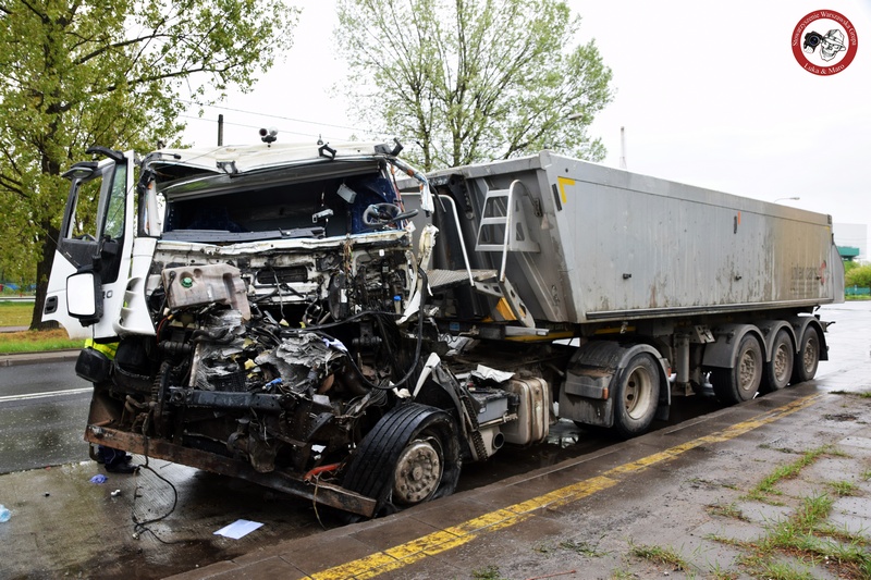 Targówek: Czołowe zderzenie śmieciarki z ciężarówką [FILM]