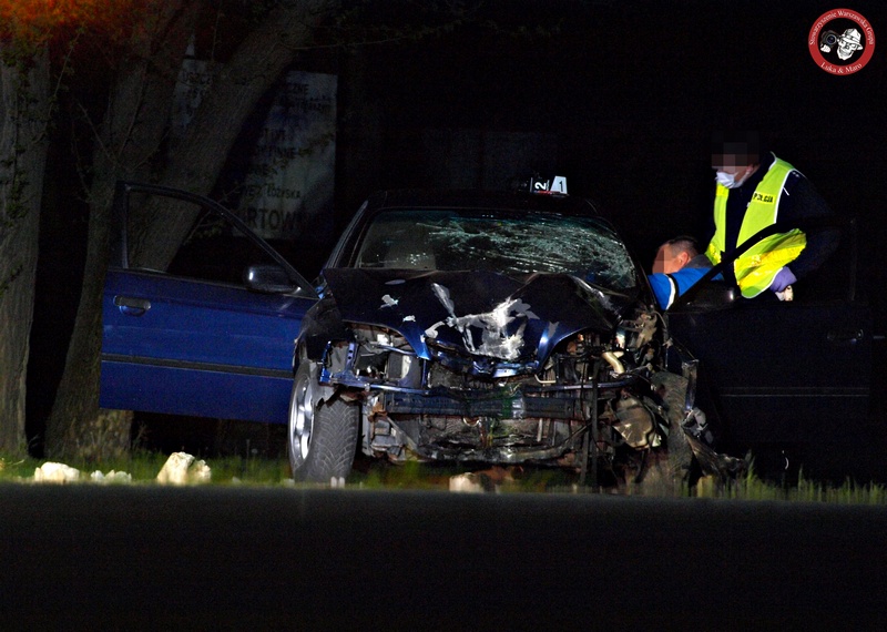 Piastów: Auto uderzyło w latarnię. Kierowca i dwaj pasażerowie byli pijani