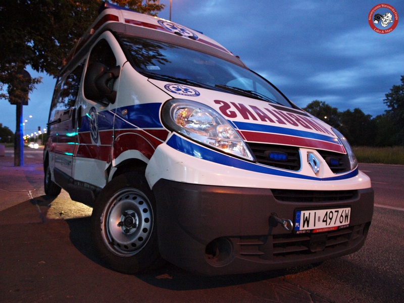 Nieuważny kierowca Peugeota doprowadził do zderzenia z karetką pogotowia ratunkowego, która jechała na sygnale