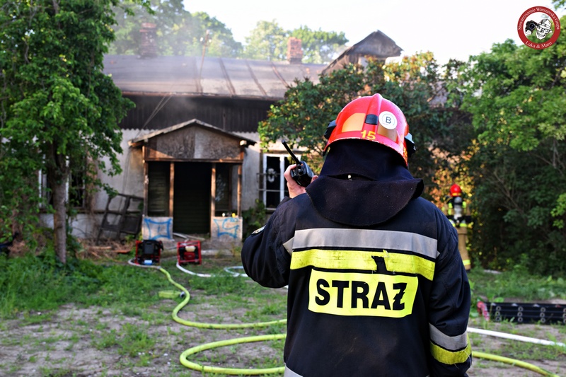Targówek: Pożar 100-letniego domu jednorodzinnego [FILM]