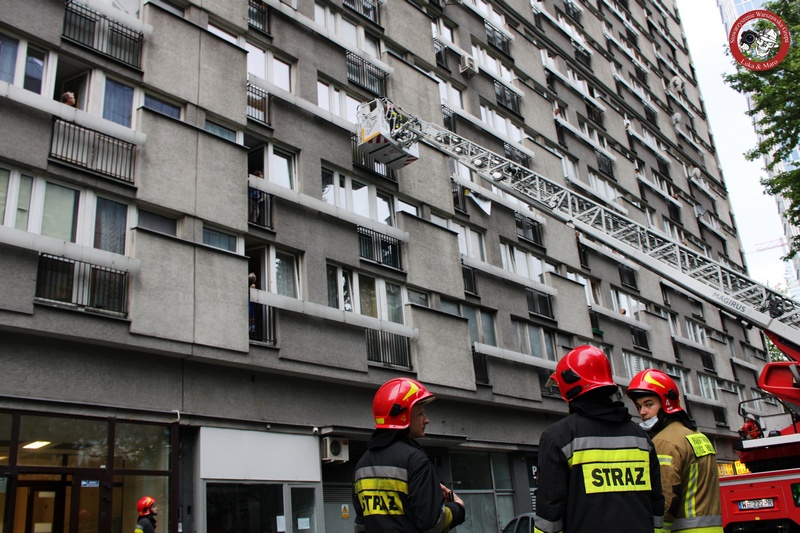 Warszawa: Akcja służb – siłowe wejście do mieszkania