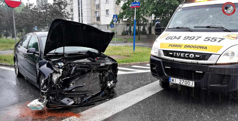 Warszawa: Samochód zderzył się z miejskim autobusem. Jedna osoba ranna