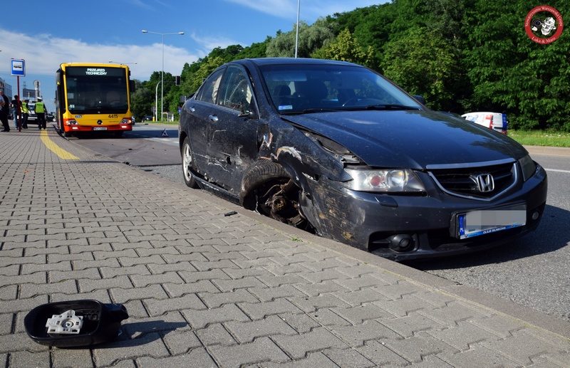 TARGÓWEK: Zderzenie dwóch samochodów i autobusu