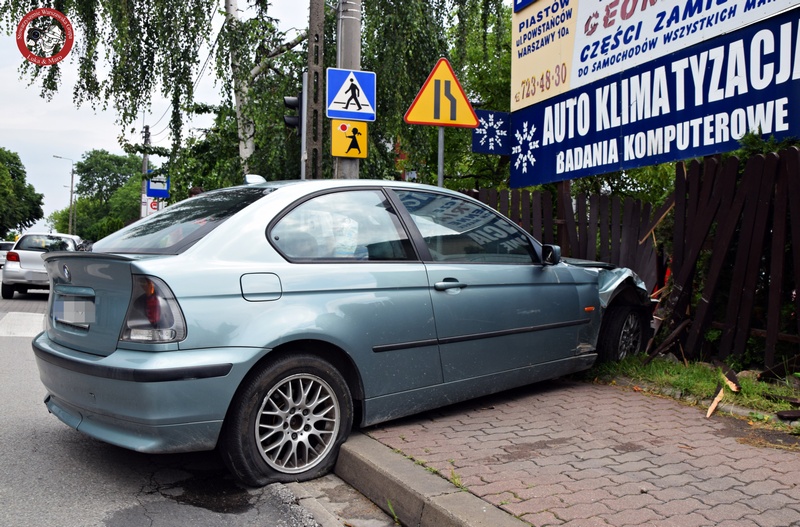 Piastów: Groźna kolizja dwóch aut. BMW po zderzeniu wypadło z drogi i uderzyło w ogrodzenie posesji