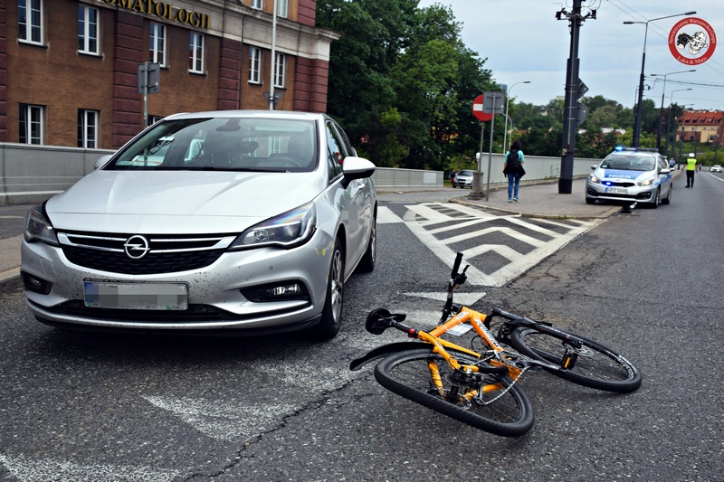Warszawa: Rowerzysta zderzył się z autem osobowym