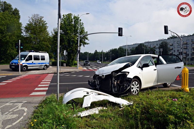 Mokotów: Groźne zderzenie dwóch aut na skrzyżowaniu. Jedna osoba ranna