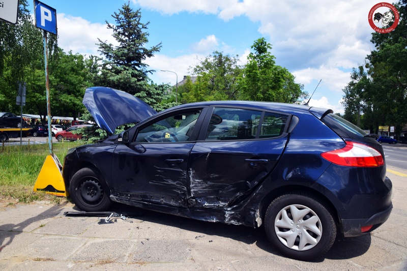 Bielany: Groźne zderzenie dwóch aut. Jedna osoba ranna