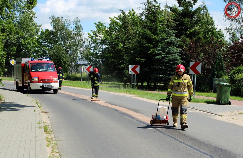 Sępólno Krajeńskie: Strażacy usuwali plamę substancji ropopochodnej na jezdni