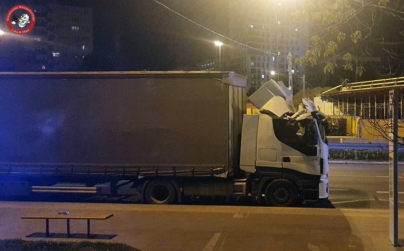 Warszawa: Ciężarówka wbiła się w ogranicznik wiaduktu