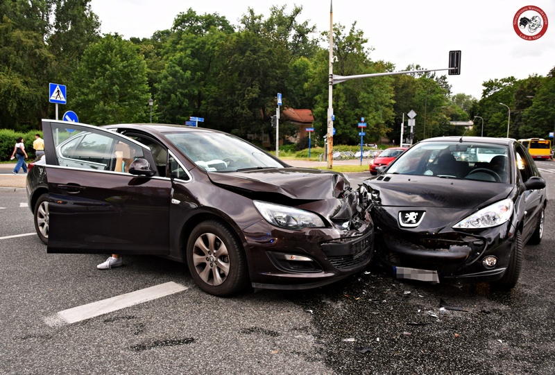 Warszawa: Groźne zderzenie dwóch aut na skrzyżowaniu