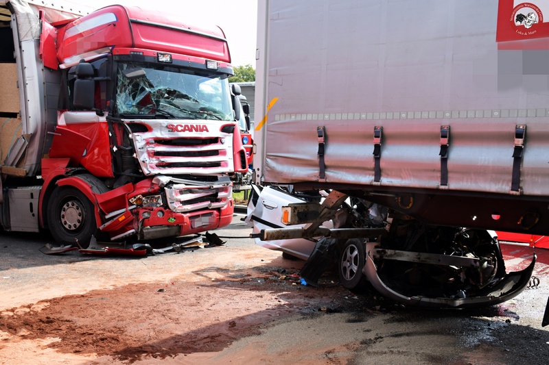 Śmiertelny wypadek na S8. Ciężarówki zgniotły auto osobowe. Jedna osoba nie żyje