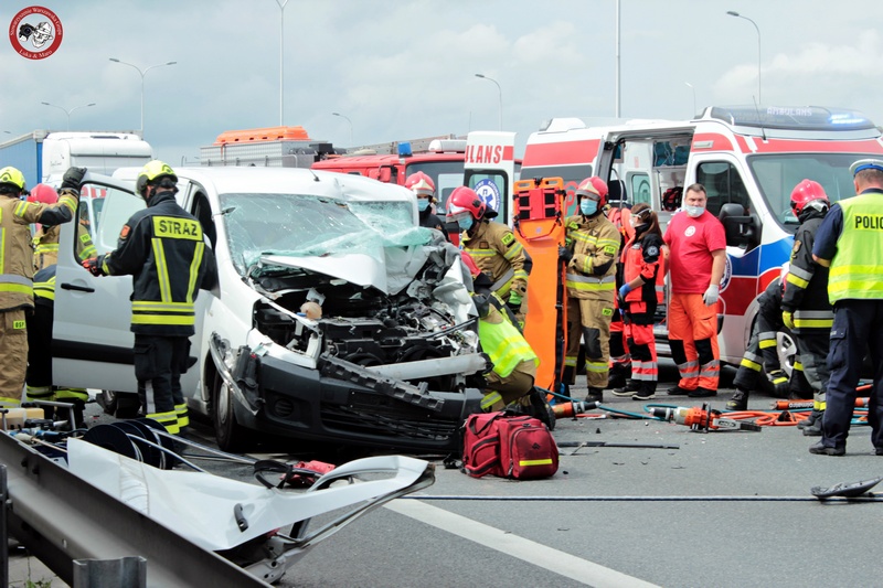Warszawa: Groźny wypadek na S2 przed węzłem Opacz. Strażacy uwolnili zakleszczoną osobę.Jedna osoba ranna