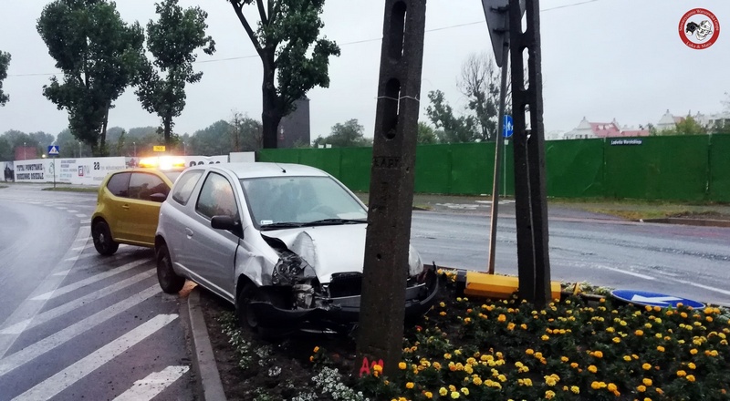 Pruszków: Kierowca Toyoty wypadł z łuku drogi i uderzył w słup