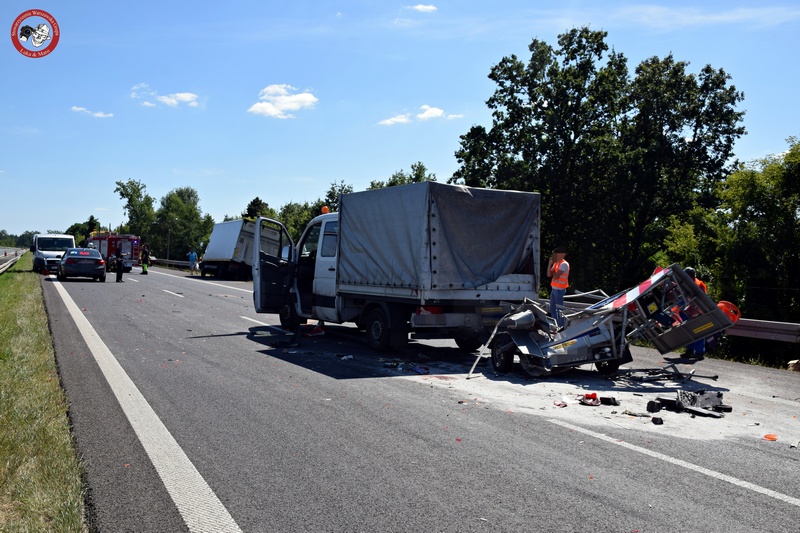 Wypadek na S7. Ciężarówka wjechała w drogowców. Dwie osoby ranne