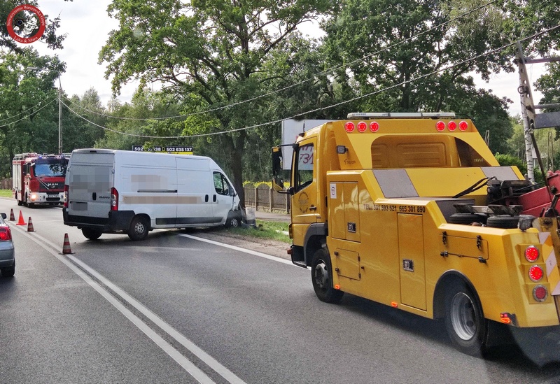 Milanówek: Kierowca Fiata wypadł z drogi, skosił słup energetyczny i uderzył w drzewo