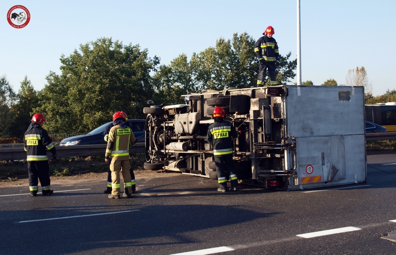 Warszawa: Ciężarówka uderzyła w BMW i wylądowała na boku