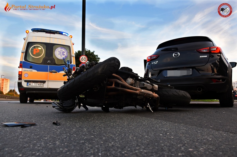 Warszawa: Motocykl zderzył się z osobówką. Ranny motocyklista trafił do szpitala