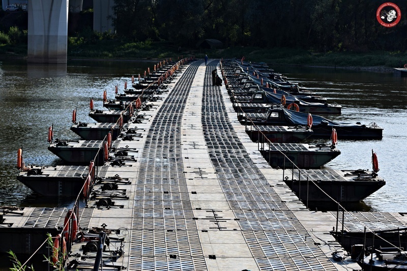 Warszawa: Most pontonowy do przesyłu ścieków do oczyszczalni Czajka jest już gotowy