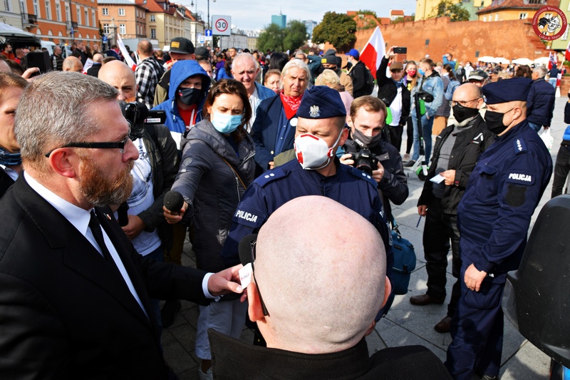 Warszawa: Protest przeciwko noszeniu maseczek „Żądamy zakończenia plandemii!”