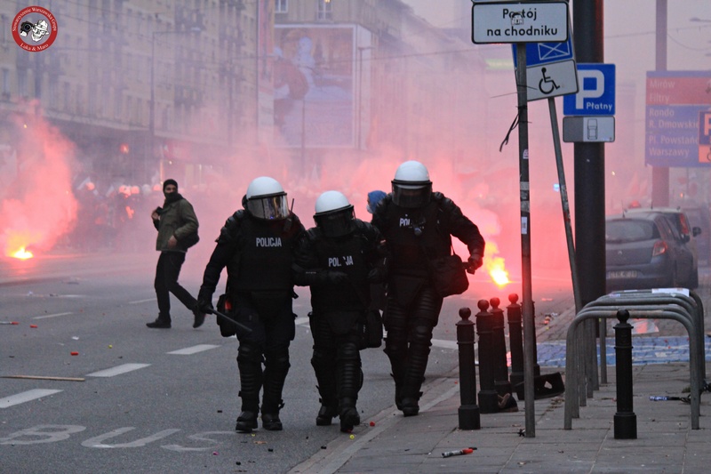 Warszawa: Starcia policji i uczestników Marszu Niepodległości. Policja użyła broni gładkolufowej