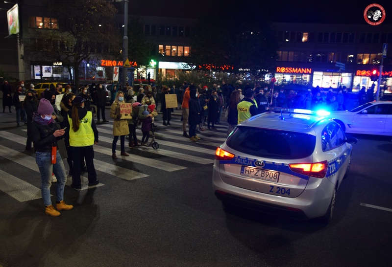 Protesty po orzeczeniu TK ws. aborcji. Taksówkarze znów dołączyli do protestujących kobiet