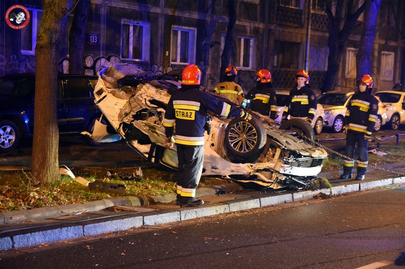 Groźne dachowanie samochodu w Warszawie