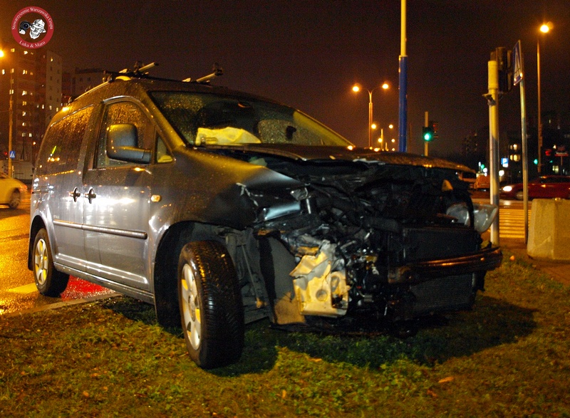 Bemowo: Kierowca Volkswagena wpadł w poślizg i skasował znak drogowy