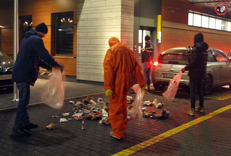 Piastów: Śmieciowy problem! Wysypali górę śmieci przed McDonald’s. Mieszkaniec apeluje o porządek