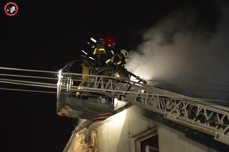 Nocny pożar domu wielorodzinnego w Piastowie. Są ranni, jedna osoba w ciężkim stanie
