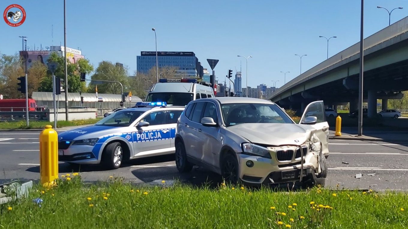 Warszawa: Poważny wypadek dwóch aut. Kierowca jednego z pojazdów wyleciał przez szybę