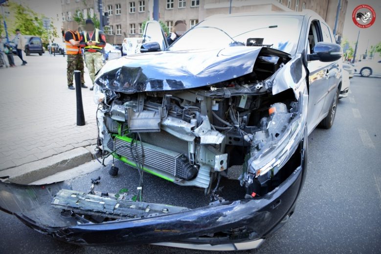 Groźnie zderzenie dwóch aut na skrzyżowaniu w Warszawie
