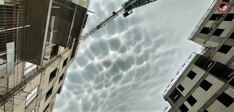 Niezwykłe zjawisko mamma, czyli „wymiona” tworzące się u podstawy chmur, pojawiło dziś nad Polską