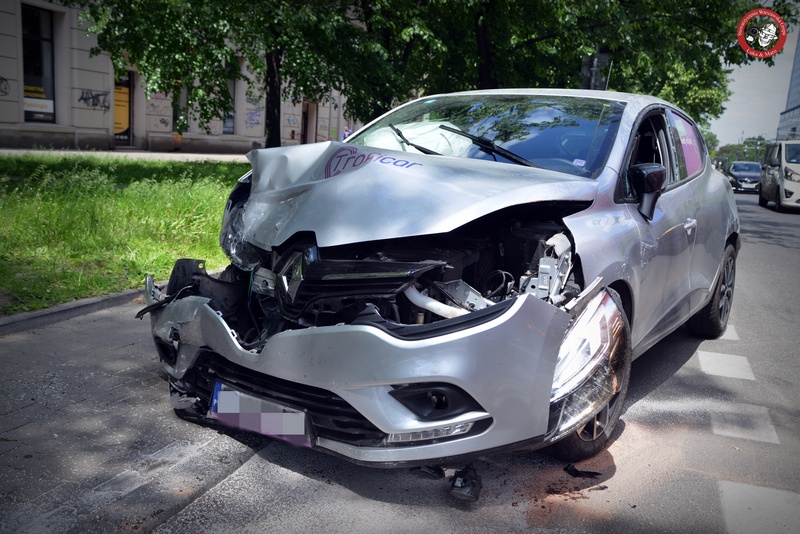 Kierowca Renault stracił panowanie nad pojazdem, auto z wypożyczalni wylądowało na boku
