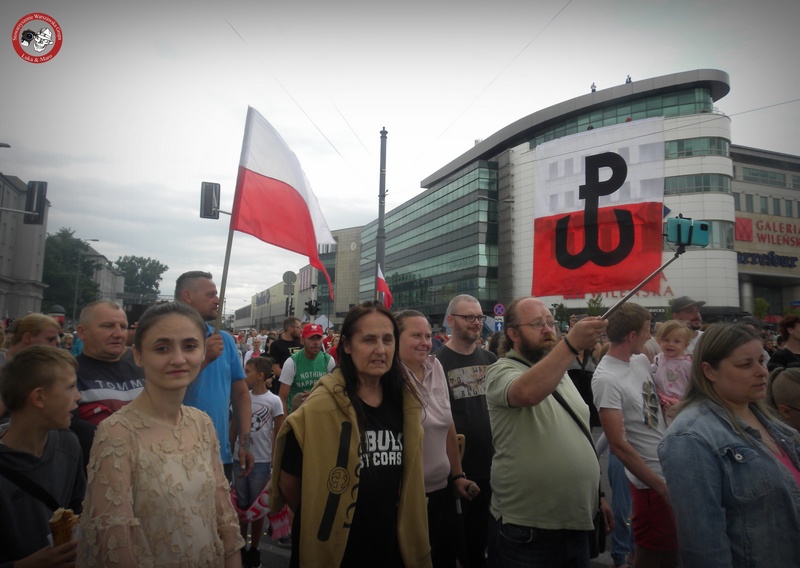 Godzina „W”. Gigantyczna flaga ze znakiem Polski Walczącej zawisła na Pradze
