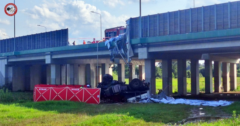 Zderzenie trzech aut na S8. Ciężarówka spadła z wiaduktu, kierowca nie żyje