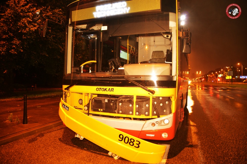 Zderzenie autobusu miejskiego z osobówką na Bródnie