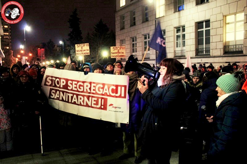 Protest przed Sejmem przeciw segregacji sanitarnej i paszportom covidowym