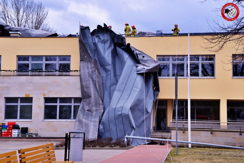 Wiatr zerwał dach z budynku szkoły przy Bartniczej