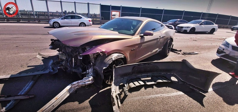 Ford Mustang rozbity w zderzeniu z dwoma innymi autami 