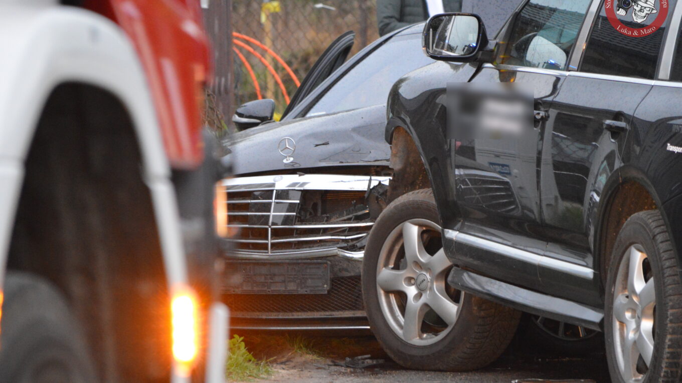 Cztery rozbite samochody, kradzież torby, porzucenie aut i ucieczka – napad (?) koło Pruszkowa