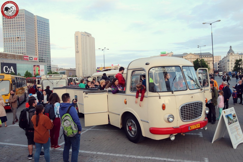 Parada zabytkowych autobusów w Warszawie